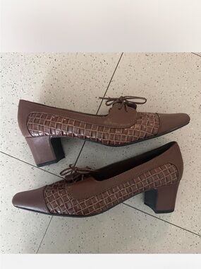 Brown Women's Block Heel Lace-Up Pumps